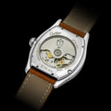 CARTIER. AN 18K WHITE GOLD TONNEAU SHAPED AUTOMATIC PERPETUAL CALENDAR WRISTWATCH WITH LEAP YEAR INDICATION - Foto 2