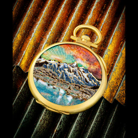 PATEK PHILIPPE. A ONE-OF-A-KIND AND EXCEPTIONAL 18K GOLD AND SAPPHIRE-SET POCKET WATCH WITH CLOISONN&#201; ENAMEL DEPICTING PANORAMA OF MONT BLANC FROM LAC BLANC, ENAMEL DIAL WITH BREGUET NUMERALS AND MATCHING 18K GOLD, MARBLE AND SAPPHIRE-SET POCKET WATC - Foto 1