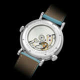 BREGUET. A PLATINUM AUTOMATIC WORLD TIME WRISTWATCH WITH SWEEP CENTRE SECONDS, DATE AND DAY/NIGHT INDICATION - Foto 2