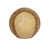WHITEY FORD 20TH WIN GAME USED BASEBALL FROM THE 1961 SEASON (EX-WHITEY FORD COLLECTION)(1961 WORLD CHAMPIONS, WS MVP, AND CY YOUNG SEASON)(PSA/DNA) - Foto 1