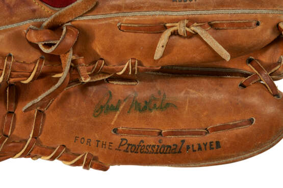 PAUL MOLITOR AUTOGRAPHED PROFESSIONAL MODEL BASEBALL GLOVE C.1980S (PSA/DNA) - фото 3