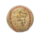 UNIQUE 1951 ST. LOUIS BROWNS TEAM AUTOGRAPHED BASEBALL WITH EDDIE GAEDEL AND BILL VEECK (JSA) - Foto 6