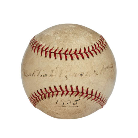 VERY RARE FRANKLIN D. ROOSEVELT SINGLE SIGNED BASEBALL WITH ATTRIBUTION TO CEREMONIAL FIRST PITCH FOR THE 1935 MLB SEASON (PSA/DNA) - фото 1