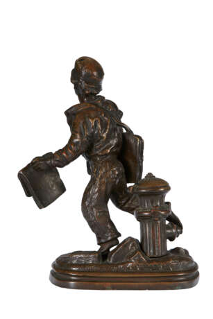 THREE BRONZE FIGURES OF A PITCHER, A STRIKER, AND A NEWSBOY - фото 17
