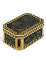TABATIÈRE D'ÉPOQUE LOUIS XVI EN OR DE DEUX COULEURS ET ÉCAILLE DE TORTUE PIQUÉE POSÉE D'OR