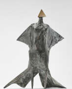 Линн Расселл Чедвик. Lynn Chadwick. Walking cloaked figure II 1978
