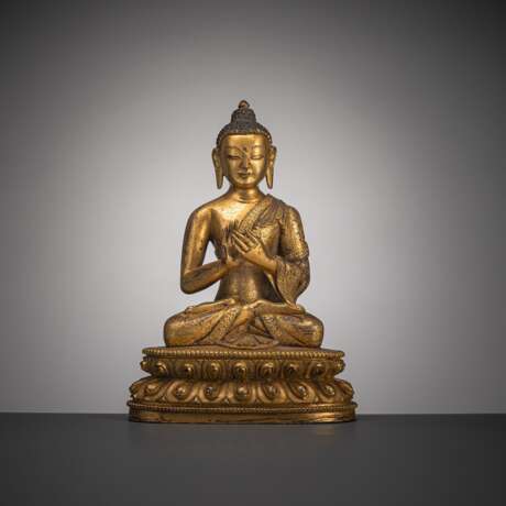 Feine feuervergoldete Bronze des Buddha Shakyamuni in ein prächtig dekoriertes Gewand gekleidet - photo 1