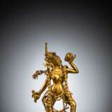 Feine und seltene feuervergoldete Repoussé-Figur der Sarvabuddha-Dakini - photo 1
