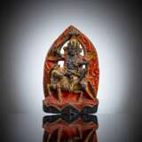 Polychrom gefasste Steinfigur von Shri Devi - photo 1