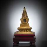 Feuervergoldete Stupa auf Holzstand - фото 1