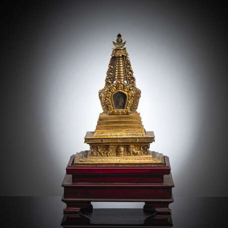Feuervergoldete Stupa auf Holzstand - фото 1