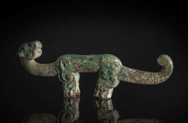 Großer Griff in Tierform aus malachitfarben korrodierter Bronze