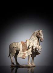 Pferd mit aufgelegter Schabracke und Resten von Bemalung aus Irdenware