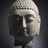 Grauer Steinkopf des Buddha - Foto 4