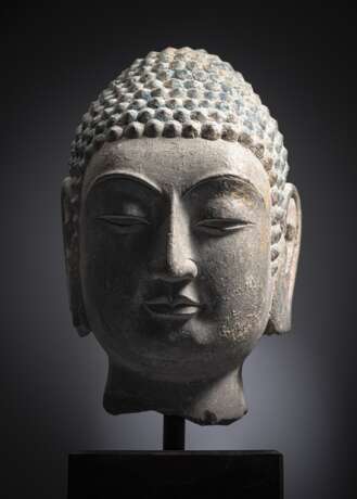 Grauer Steinkopf des Buddha - photo 4