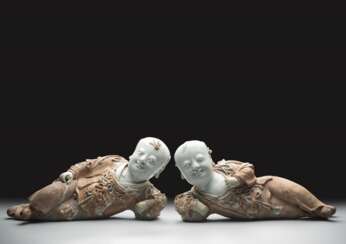 Paar seltene partiell glasierte Qingbai-Figuren von liegenden Knaben