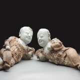 Paar seltene partiell glasierte Qingbai-Figuren von liegenden Knaben - photo 2