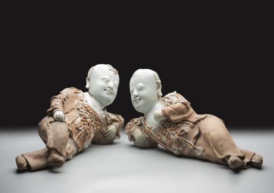 Paar seltene partiell glasierte Qingbai-Figuren von liegenden Knaben - photo 2