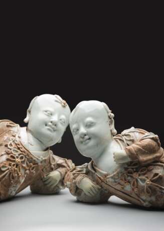 Paar seltene partiell glasierte Qingbai-Figuren von liegenden Knaben - Foto 3
