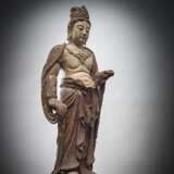 Skulptur des Guanyin aus Holz und Stucco - photo 2