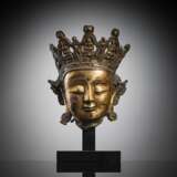 Feuervergoldeter Kopf des gekrönten Buddha - photo 1
