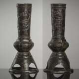 Paar röhrenförmige Vasen aus Bronze auf ausgestelltem Stand mit Blüten-Drachen-Dekor - photo 1