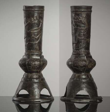 Paar röhrenförmige Vasen aus Bronze auf ausgestelltem Stand mit Blüten-Drachen-Dekor - фото 1