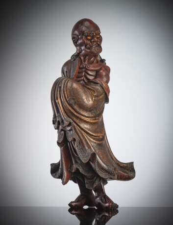 Skulptur des Dharmatala aus Holz mit roter Lackfassung - Foto 1