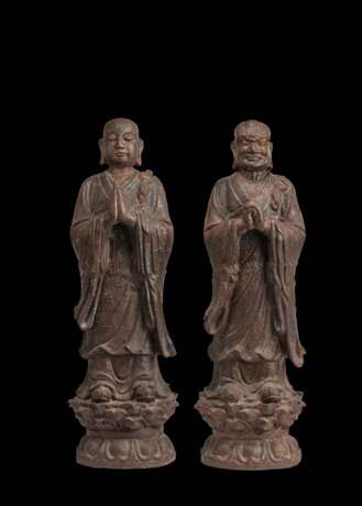Paar seltene und große Figuren aus Eisen mit Darstellungen des Ananda and Kasyapa - photo 1