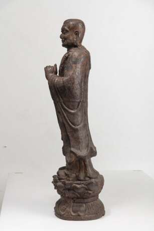 Paar seltene und große Figuren aus Eisen mit Darstellungen des Ananda and Kasyapa - photo 7