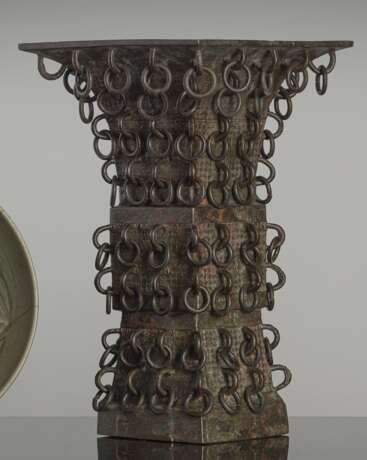 Zun-Vase mit losen Ringen aus Bronze im archaischen Stil - фото 1
