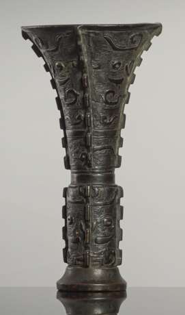 Gu-förmige Vase aus Bronze im archaischen Stil - photo 1