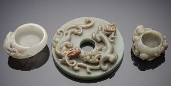 Zwei Pinselwascher aus Jade und seladonfarbene Bi-Scheibe aus Jade mit Chilong - photo 1