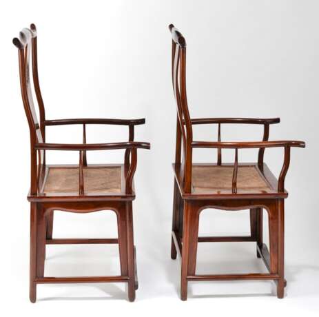 Paar Armlehnstühle in Form einer Beamtenmütze 'Guanmaoyi' mit geflochtenen Sitzflächen - photo 2