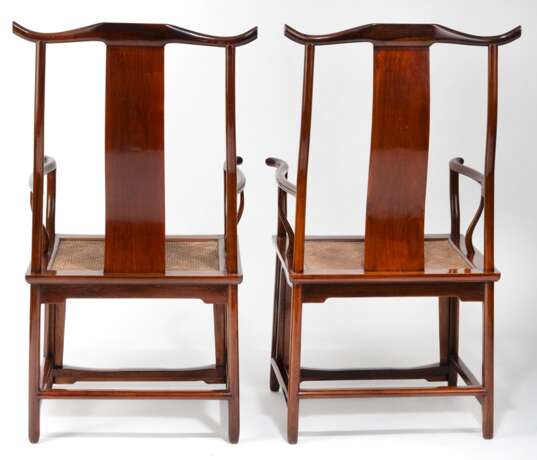 Paar Armlehnstühle in Form einer Beamtenmütze 'Guanmaoyi' mit geflochtenen Sitzflächen - photo 3