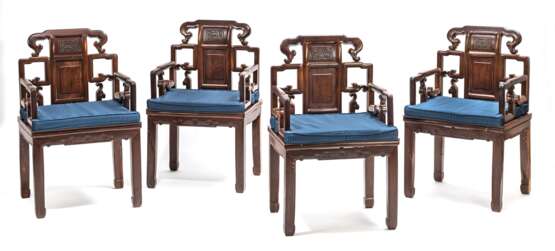 Acht Armlehnstühle aus Holz mit geflochtenen Sitzflächen - Foto 1