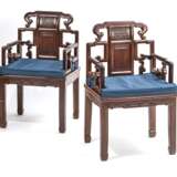 Acht Armlehnstühle aus Holz mit geflochtenen Sitzflächen - Foto 2