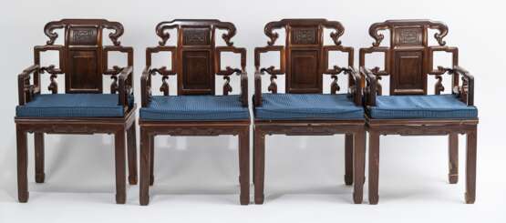 Acht Armlehnstühle aus Holz mit geflochtenen Sitzflächen - Foto 3