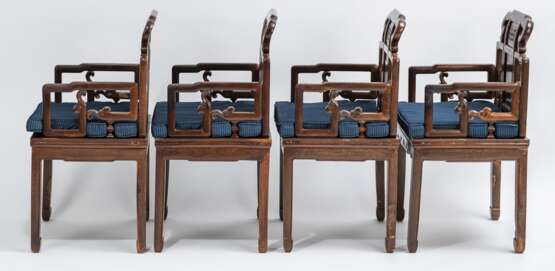 Acht Armlehnstühle aus Holz mit geflochtenen Sitzflächen - photo 4
