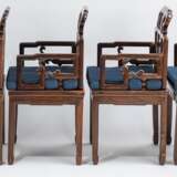 Acht Armlehnstühle aus Holz mit geflochtenen Sitzflächen - photo 4