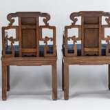 Acht Armlehnstühle aus Holz mit geflochtenen Sitzflächen - Foto 5
