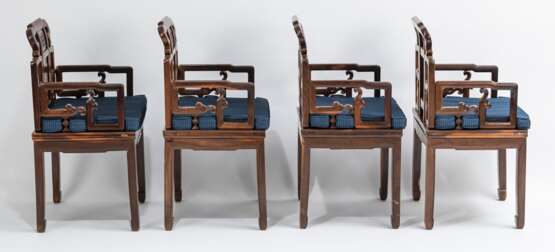 Acht Armlehnstühle aus Holz mit geflochtenen Sitzflächen - photo 6
