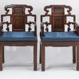 Acht Armlehnstühle aus Holz mit geflochtenen Sitzflächen - Foto 7