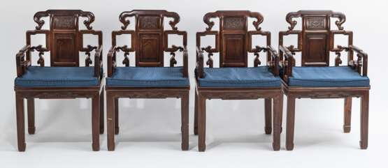 Acht Armlehnstühle aus Holz mit geflochtenen Sitzflächen - фото 7