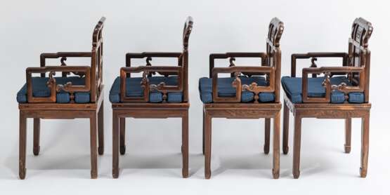 Acht Armlehnstühle aus Holz mit geflochtenen Sitzflächen - photo 8