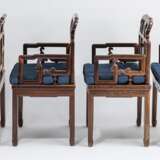 Acht Armlehnstühle aus Holz mit geflochtenen Sitzflächen - Foto 8