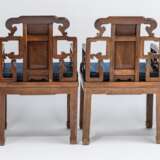 Acht Armlehnstühle aus Holz mit geflochtenen Sitzflächen - Foto 9