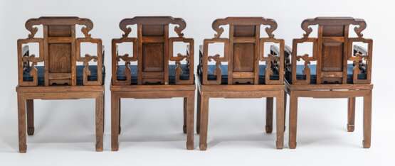 Acht Armlehnstühle aus Holz mit geflochtenen Sitzflächen - Foto 9