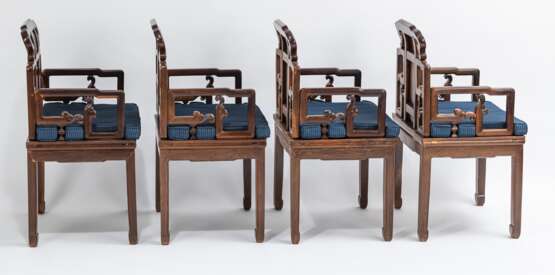Acht Armlehnstühle aus Holz mit geflochtenen Sitzflächen - фото 10