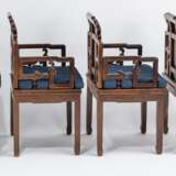 Acht Armlehnstühle aus Holz mit geflochtenen Sitzflächen - photo 10